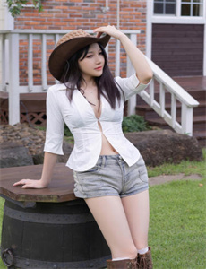 两个人免费视频高清播放,脱了在阳台趴着去H